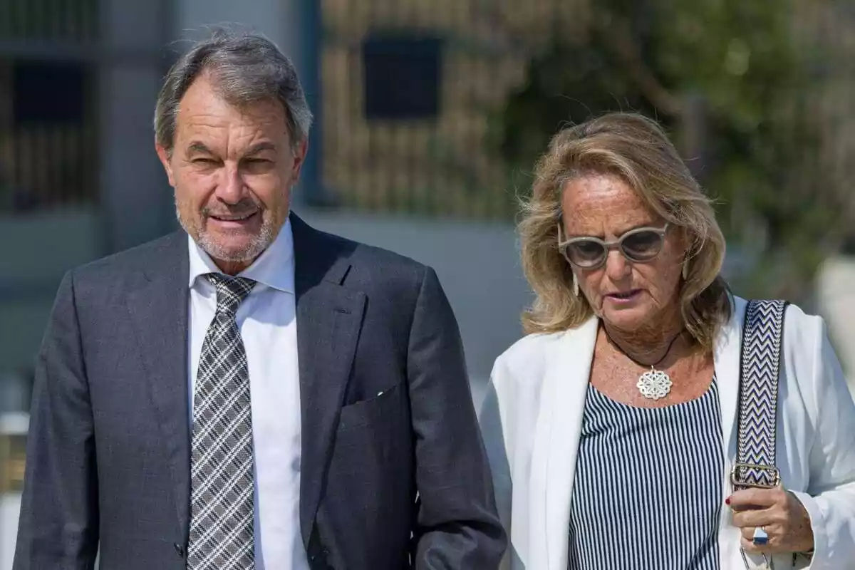 Foto de l'expresident de la Generalitat Artur Mas i la seva dona Helena Rakosnik.