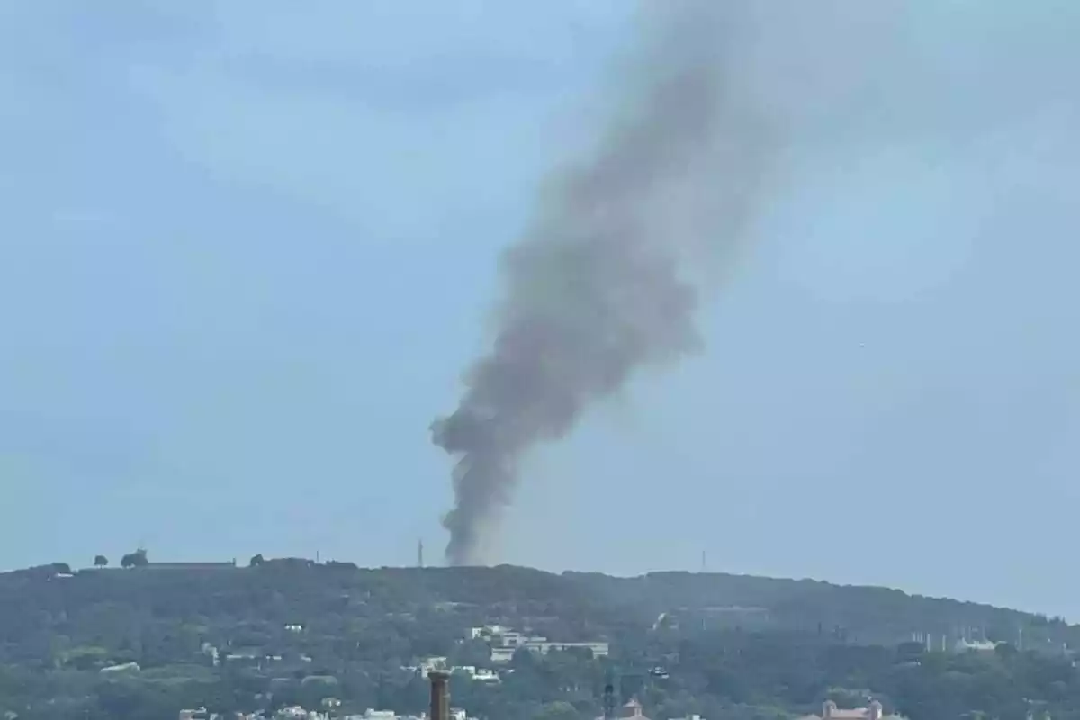Imatge de l'incendi de Montjuïc del 20 de juny de 2023.