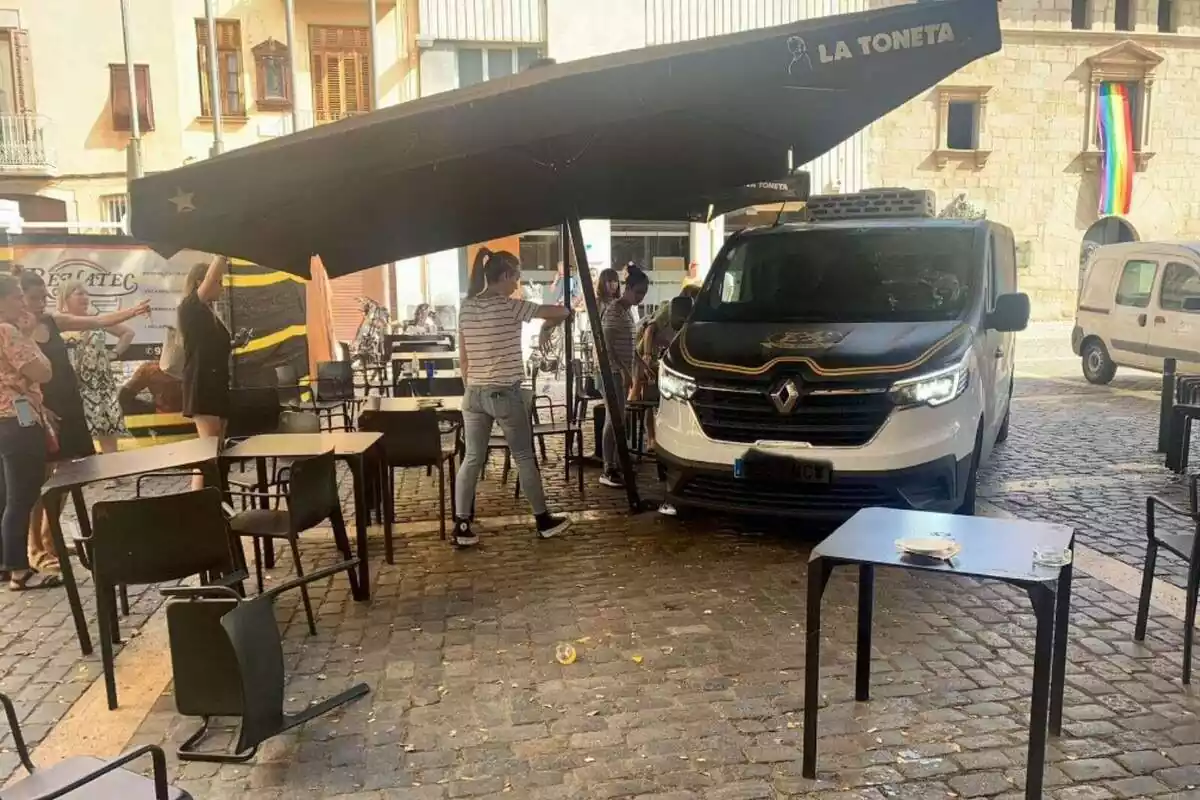 Foto de l'incident amb una furgoneta en una terrassa de Mataró.