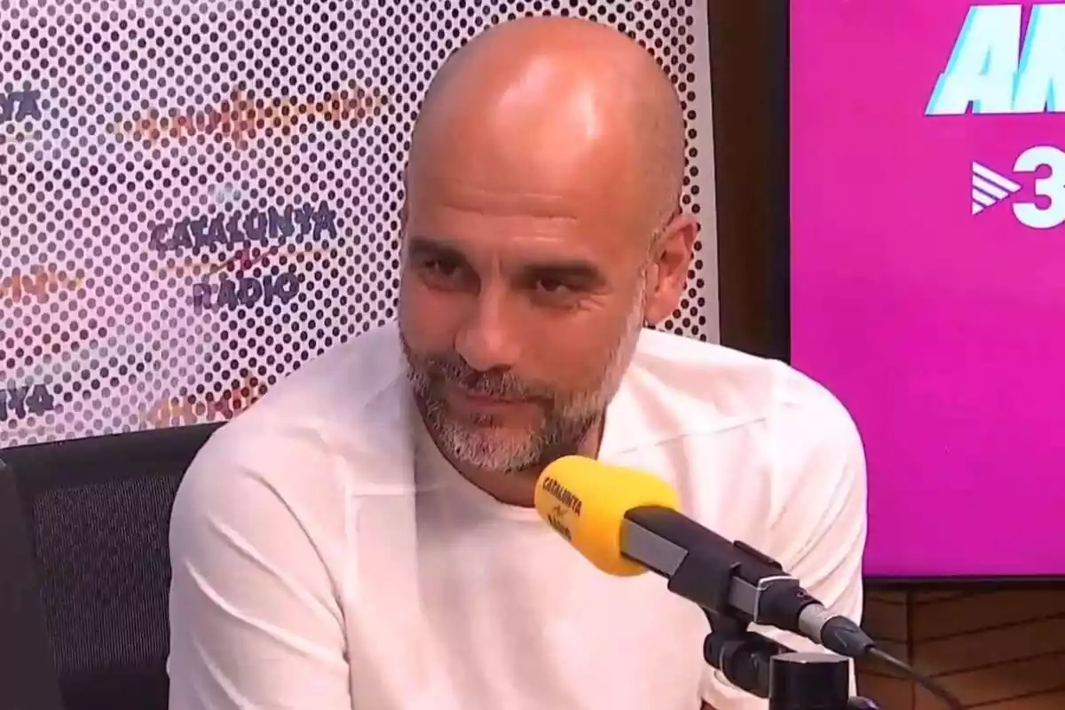 Foto de Pep Guardiola sent entrevistat a Catalunya Ràdio.