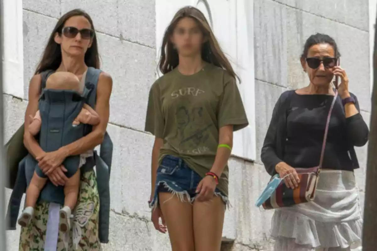 Telma Ortiz, la seva filla Amanda i Paloma Rocasolano caminant pel carrer, una porta un nadó en un portabebès, una altra vesteix una samarreta verda i shorts de mezclilla, i la tercera està parlant per telèfon mòbil. Telma Ortiz, la seva filla Amanda i Paloma Rocasolano caminant pel carrer, una porta un nadó en un portabebès, una altra vesteix una samarreta verda i shorts de mezclilla, i la tercera està parlant per telèfon mòbil.