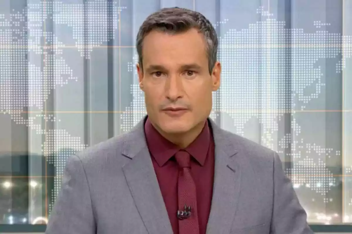 Foto del presentador de TV3 Carles Costa presentant el 'Telenotícies'