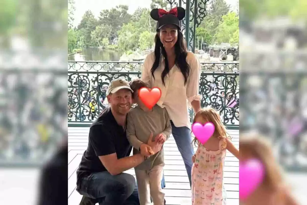 La família de Meghan Markle i el príncep Harry posa en un parc temàtic, Meghan porta una gorra amb orelles de ratolí i les cares dels nens estan cobertes amb cors de colors. La família de Meghan Markle i el príncep Harry posa en un parc temàtic, Meghan porta una gorra amb orelles de ratolí i les cares dels nens estan cobertes amb cors de colors.
