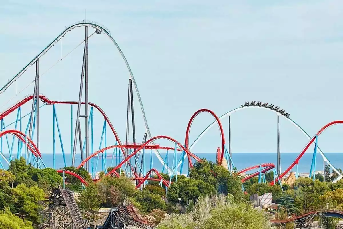 Foto de l'skyline parc temàtic Port Aventura amb les principals atraccions