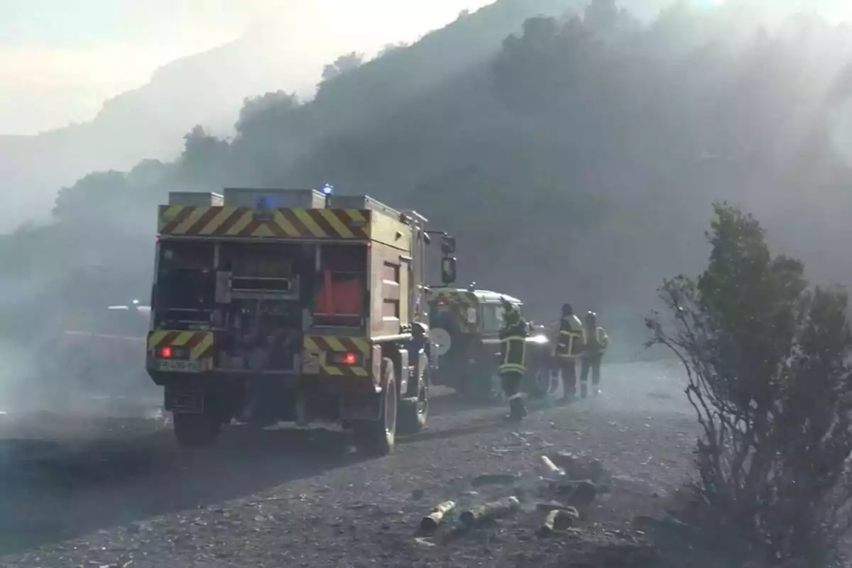 Foto d'un camió dels Bombers de la Generalitat a l'incendi de Portbou del 5 d'agost de 2023