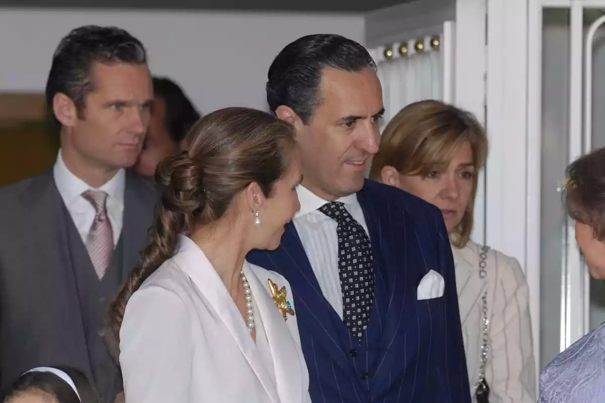 Fotografia de Jaime de Marichalar al costat de la infanta Elena, la infanta Cristina i Iñaki Urdangarin durant un esdeveniment familiar Fotografia de Jaime de Marichalar al costat de la infanta Elena, la infanta Cristina i Iñaki Urdangarin durant un esdeveniment familiar