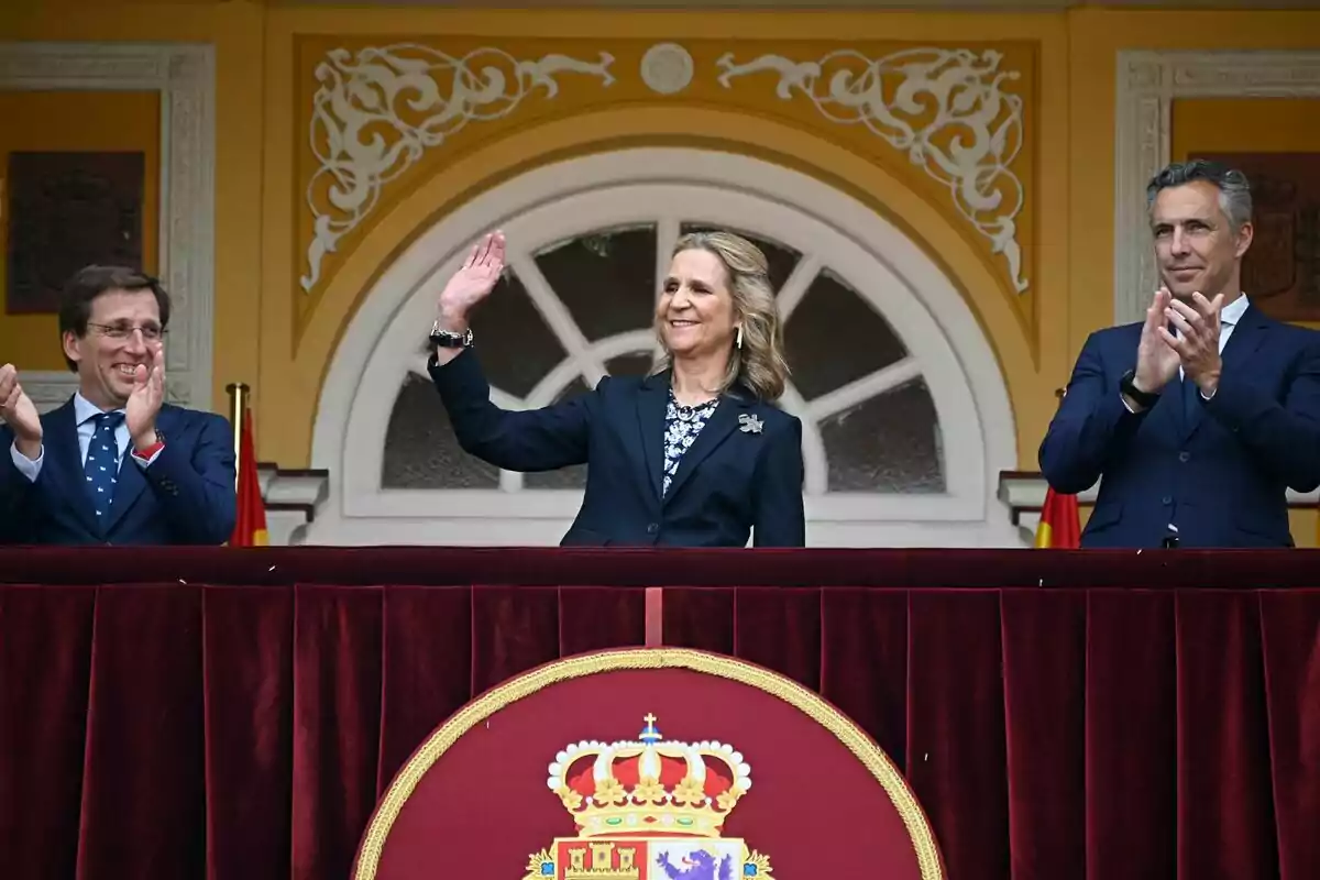 Foto de la Infanta Elena en la Corrida de Toros de la Beneficiencia sonriendo y saludando en la tarima Foto de la Infanta Elena en la Corrida de Toros de la Beneficiencia sonriendo y saludando en la tarima