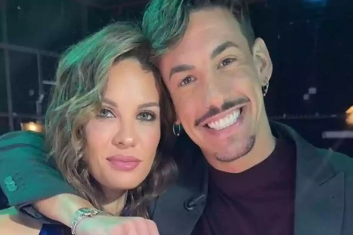 Fotografia de Jessica Bueno i Luitingo fora de la casa de GH VIP