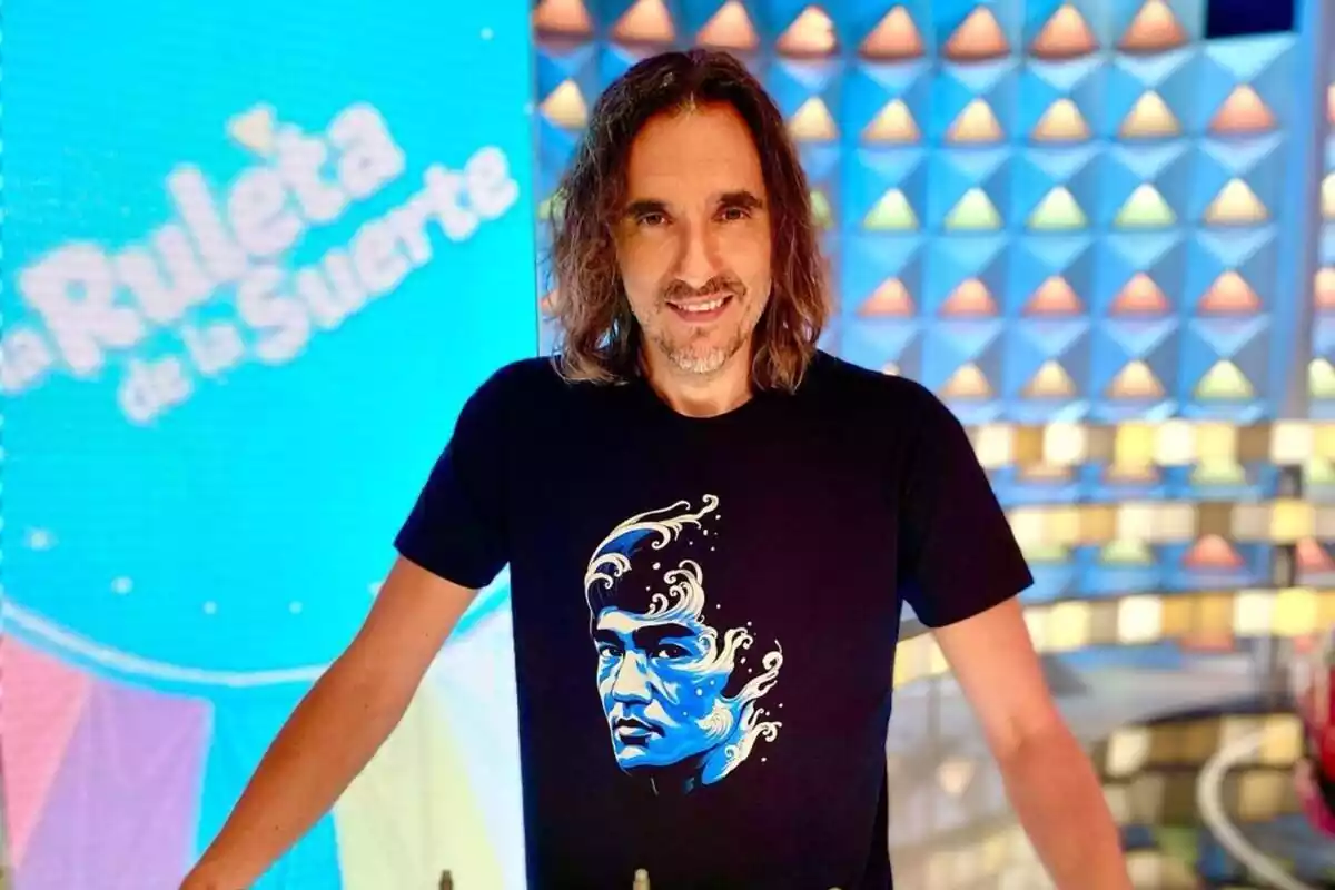 Foto del músico Joaquín Padilla sonriendo en el plató de 'La ruleta de la suerte' de Antena 3 Foto del músico Joaquín Padilla sonriendo en el plató de 'La ruleta de la suerte' de Antena 3