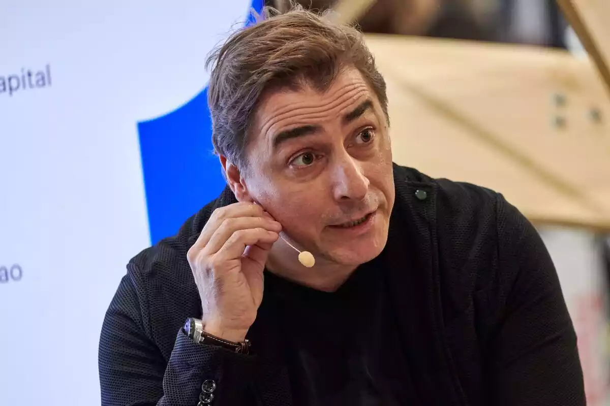 Foto del cuiner Jordi Roca parlant durant una roda de premsa al Mobile World Congress de Barcelona Foto del cuiner Jordi Roca parlant durant una roda de premsa al Mobile World Congress de Barcelona