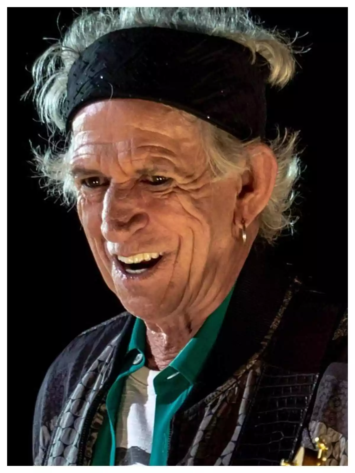 Keith Richards somrient amb una diadema negra al cap Keith Richards somrient amb una diadema negra al cap