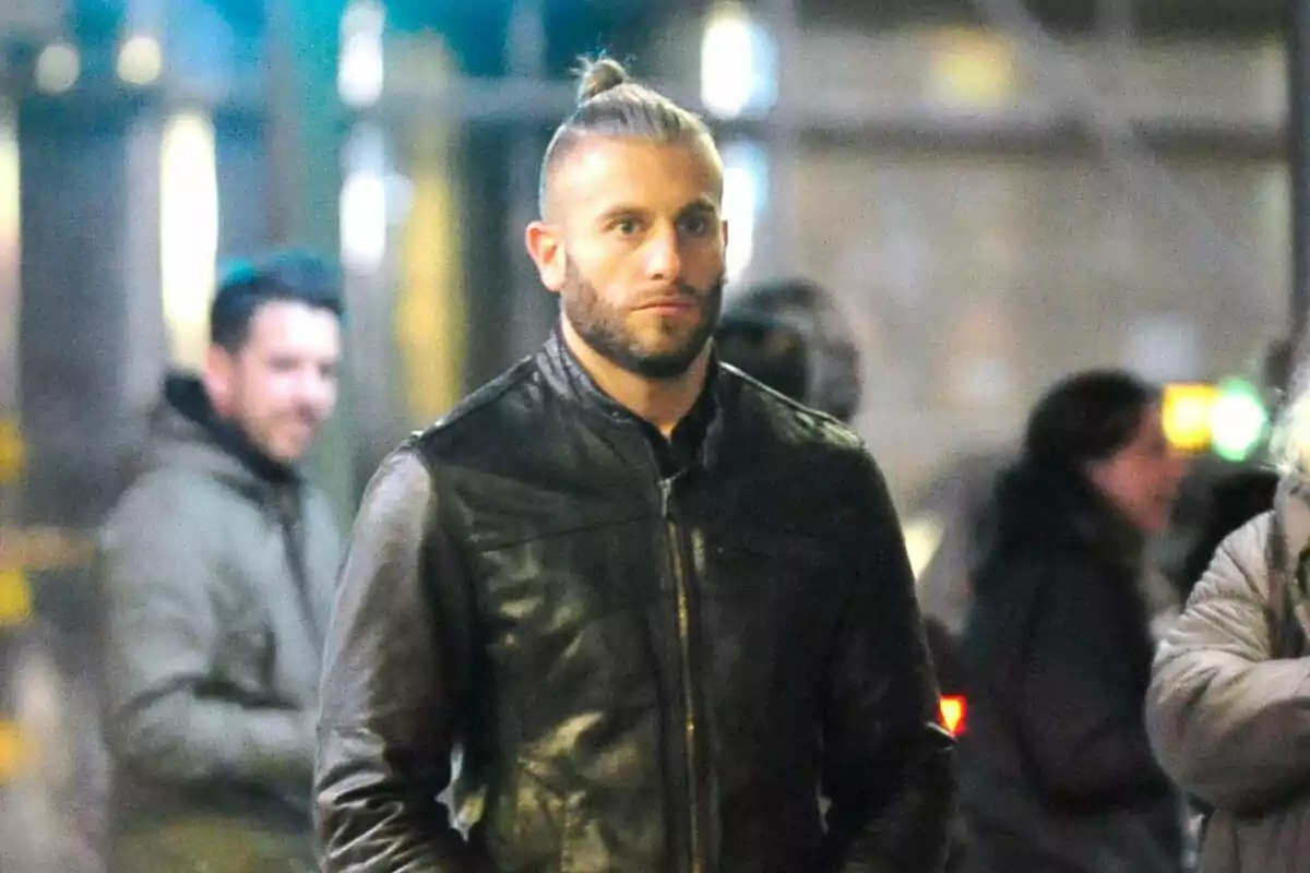 Foto de Matías Roure en plano medio, con cara seria y vestido de negro Foto de Matías Roure en plano medio, con cara seria y vestido de negro