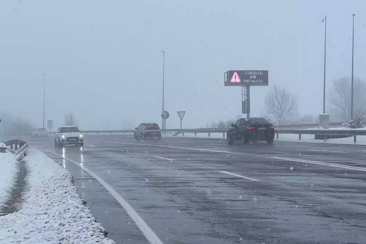 Foto de la nevada en una carretera de Cataluña del sábado 9 de marzo de 2024