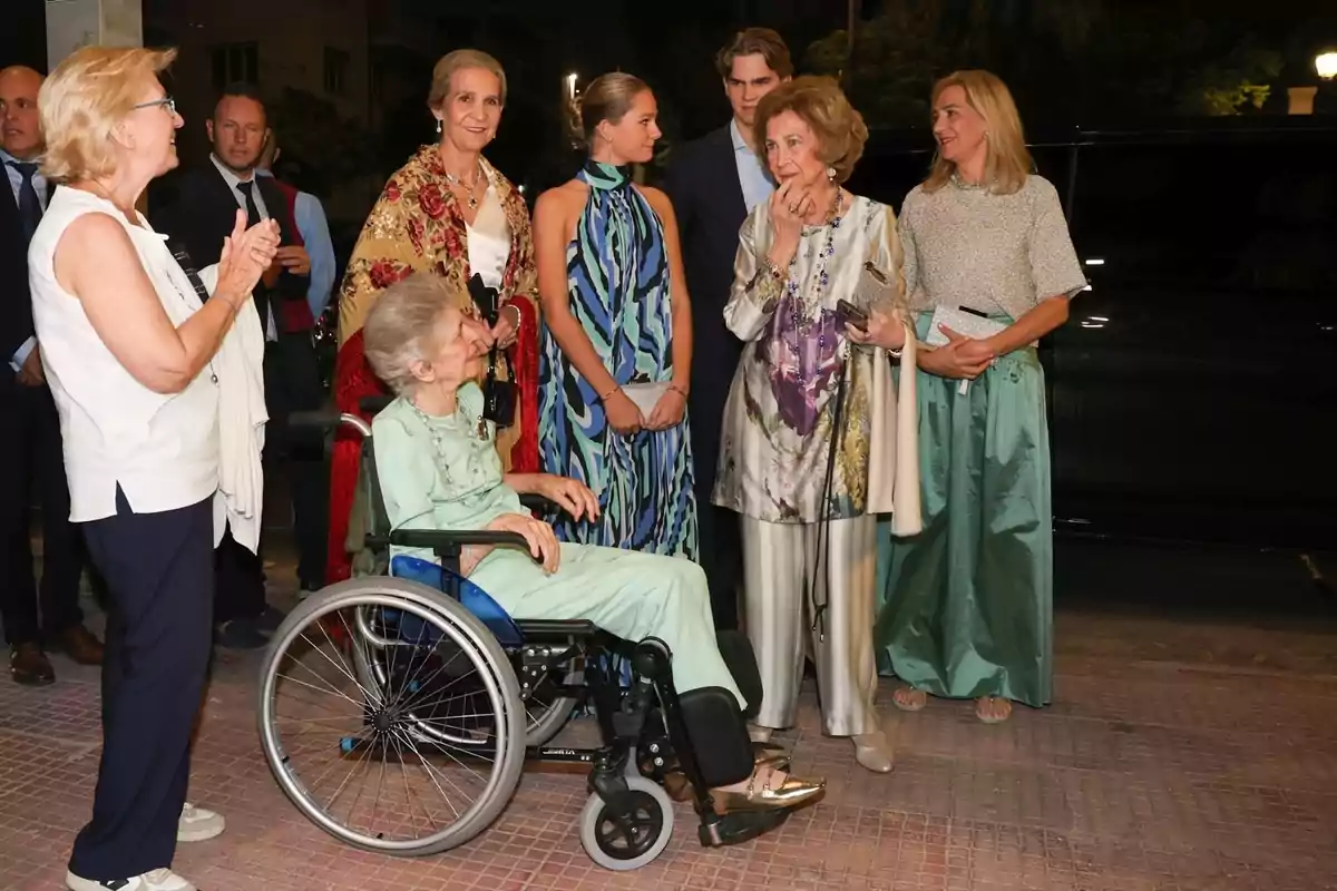 Irene de Grècia, en cadira de rodes, a la festa preboda de Teodora de Grècia al costat de la infanta Elena, Irene Urdangarin, Miquel Urdangarin, la reina Sofia i la infanta Cristina