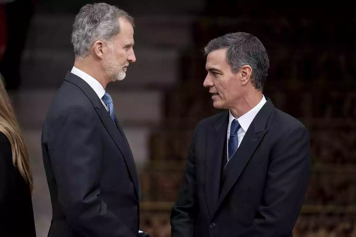 Foto del rey Felipe VI hablando con Pedro Sánchez durante el acto de jura de Constitución de la princesa Leonor Foto del rey Felipe VI hablando con Pedro Sánchez durante el acto de jura de Constitución de la princesa Leonor