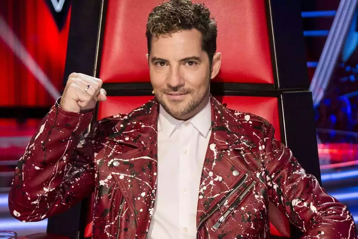 Fotografia de David Bisbal asseient a la cadira de coach de La Voz