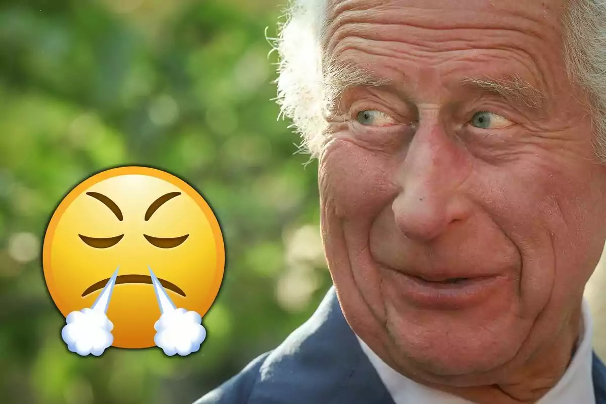 Home gran de cabells canosos mirant cap a un costat amb una expressió curiosa i un emoji d’enuig amb vapor al nas al seu costat