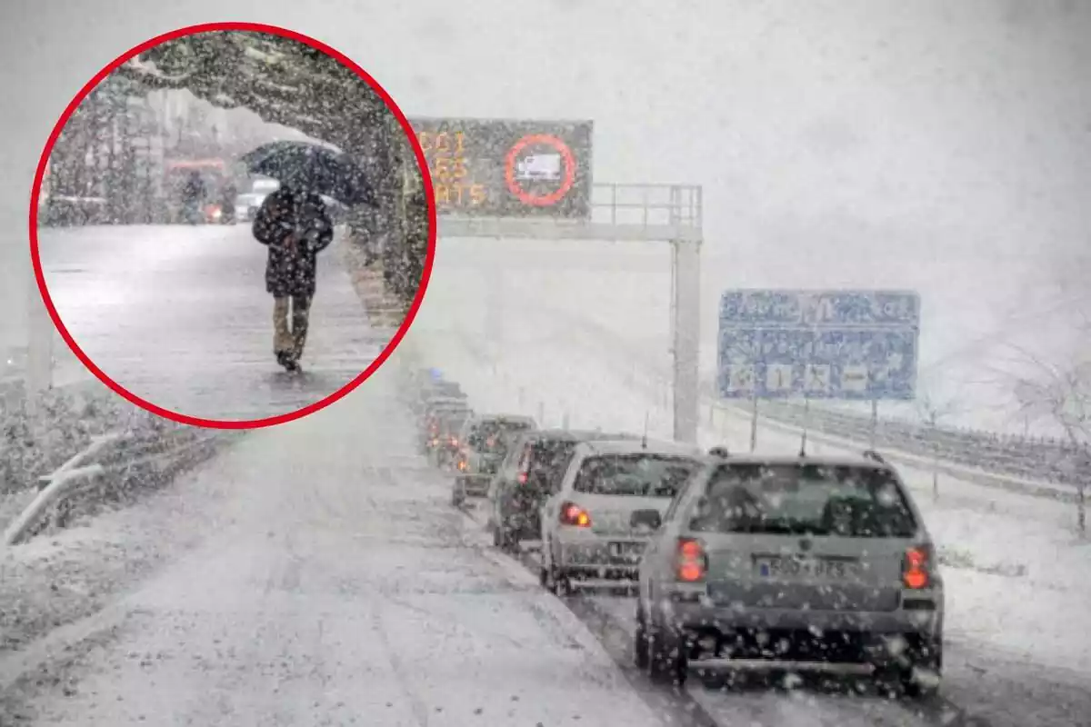 Fotomuntatge amb una imatge de fons d'una fila de cotxes aturats a una carretera en un temporal de neu i una rodona vermella al capdavant amb una persona caminant amb un paraigua sota la neu