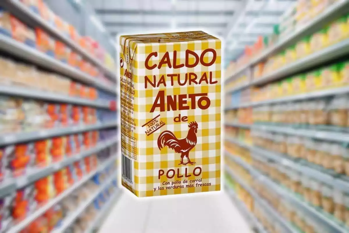 Fotomuntatge amb una imatge de fons del passadís d'un supermercat difuminat i al capdavant el litre del brou de pollastre natural d'Aneto