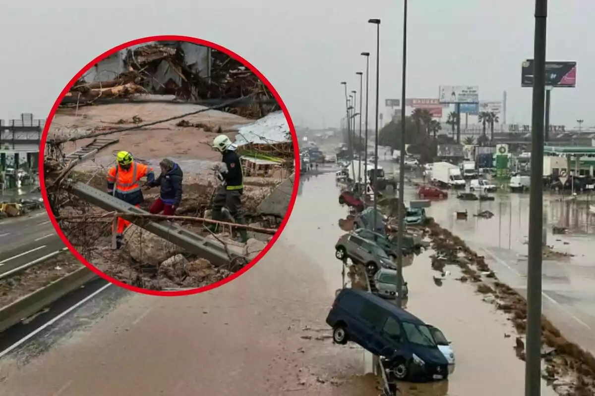 Inundació en una carretera amb vehicles danyats i rescatistes ajudant una persona en una àrea afectada.