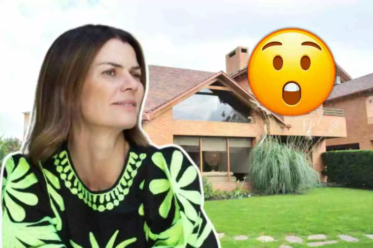 Alejandra de Rojas amb una brusa de disseny verd i negre és davant d'una casa de maó amb un emoji de cara sorpresa superposat.