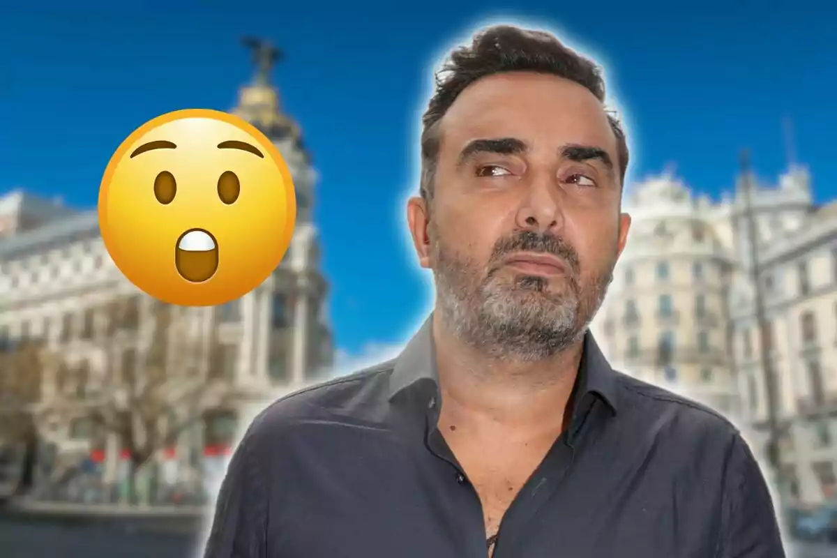 Home amb expressió pensativa davant d'un edifici emblemàtic i un emoji sorprès.