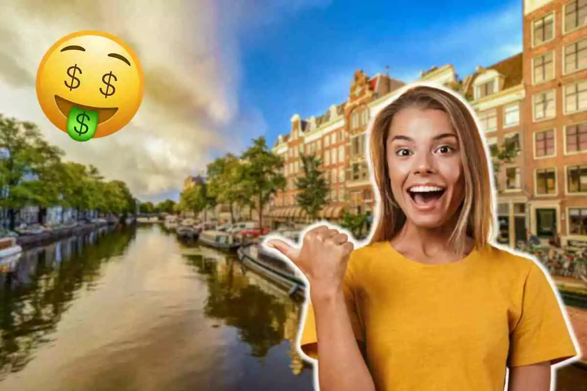 Una dona somrient amb samarreta groga assenyala cap a un canal amb edificis al fons a Amsterdam i un emoji de cara amb signes de dòlar als ulls i llengua.