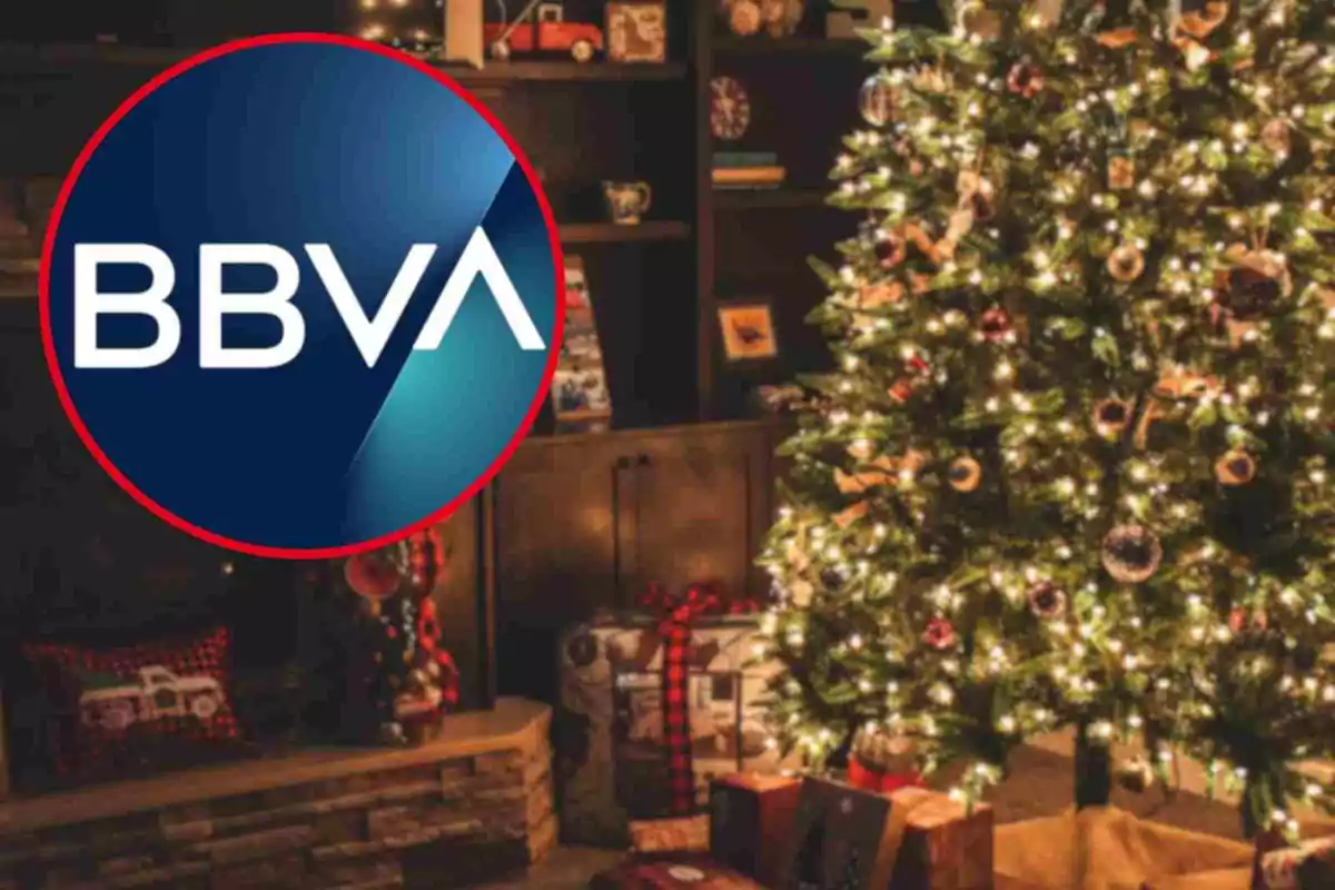 Logotip de BBVA sobre una imatge d'un arbre de Nadal decorat amb llums i regals a sota.