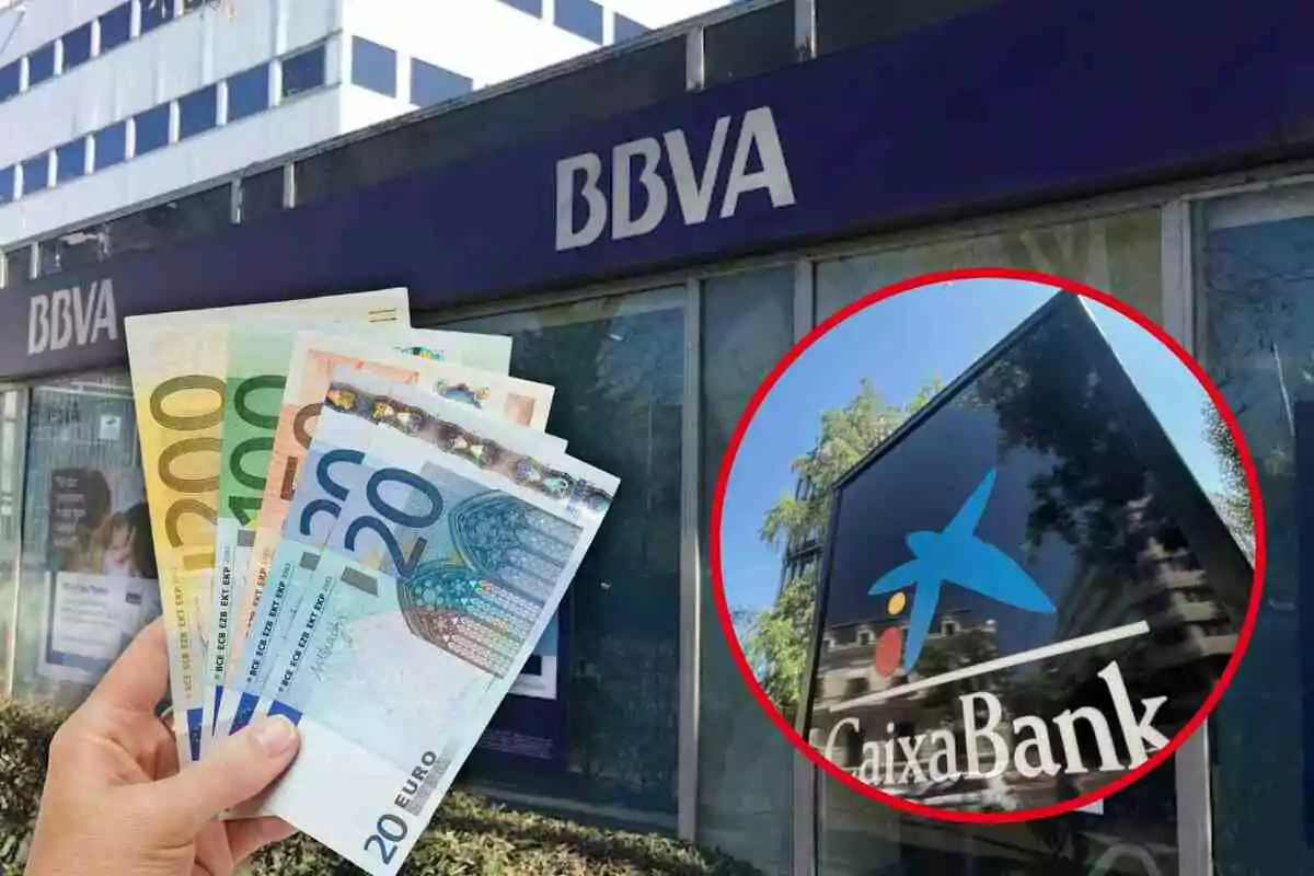 Una mà sostenint bitllets d'euro davant d'una sucursal de BBVA amb un logotip de CaixaBank en un cercle vermell.