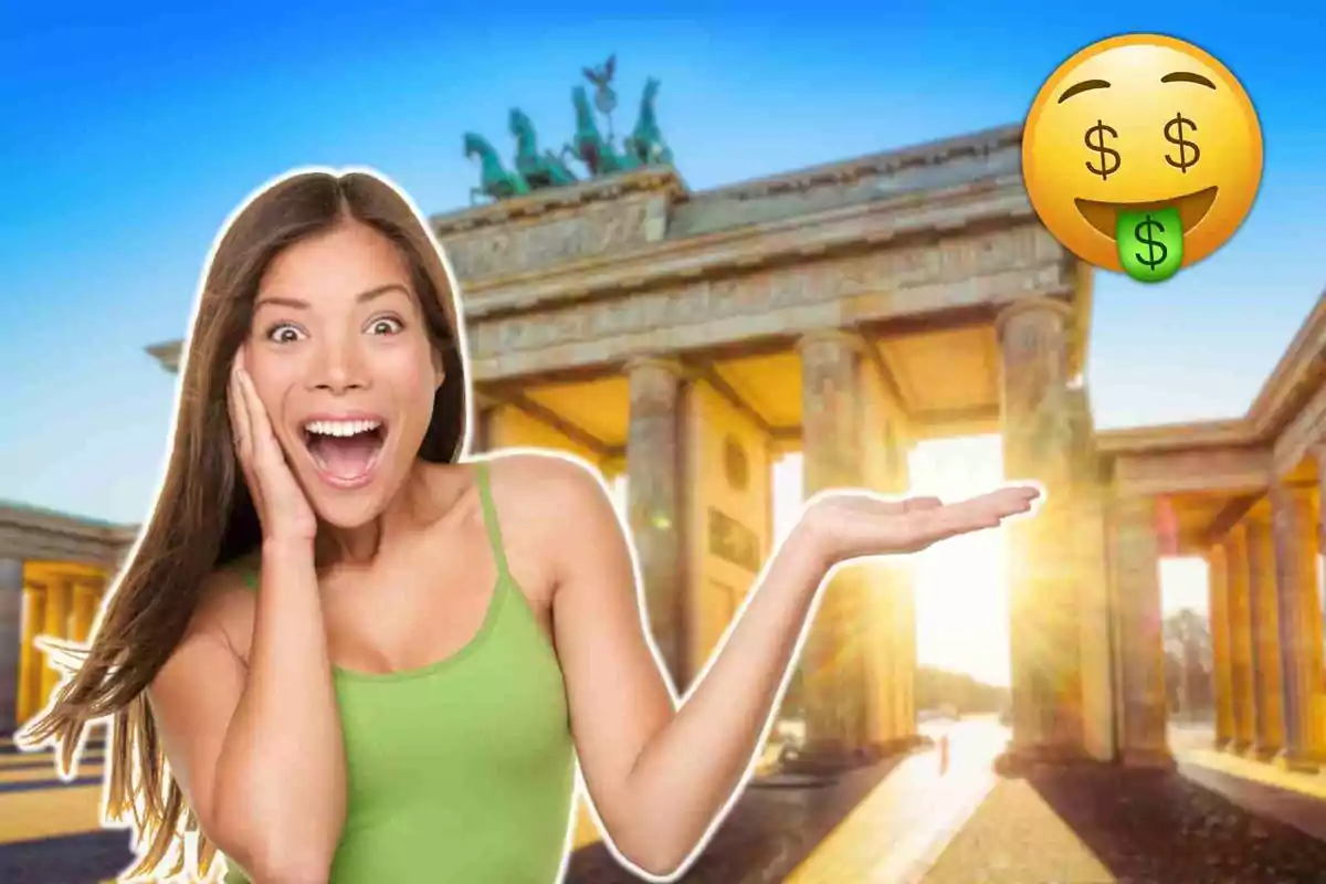 Dona somrient amb samarreta verda davant de la Porta de Brandenburg i un emoji de diners.