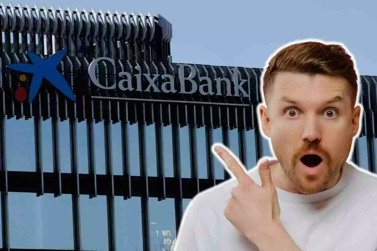 Un home sorprès assenyala cap al logotip de CaixaBank en un edifici modern.