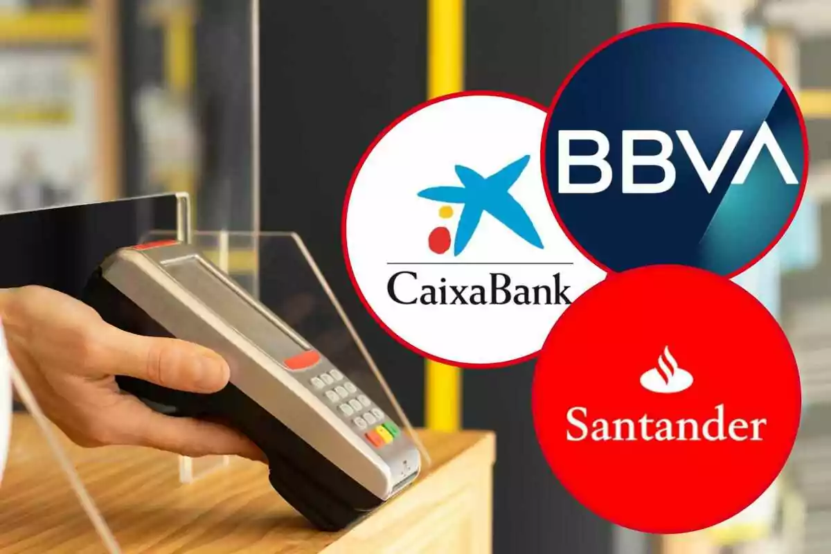 Una mà sostenint un terminal de pagament amb logotips de CaixaBank, BBVA i Santander superposats.