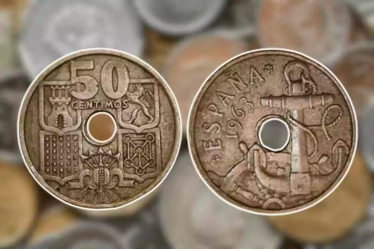 Moneda espanyola de 50 cèntims del 1963 amb un forat al centre mostrant un escut i una àncora. Moneda espanyola de 50 cèntims del 1963 amb un forat al centre mostrant un escut i una àncora.