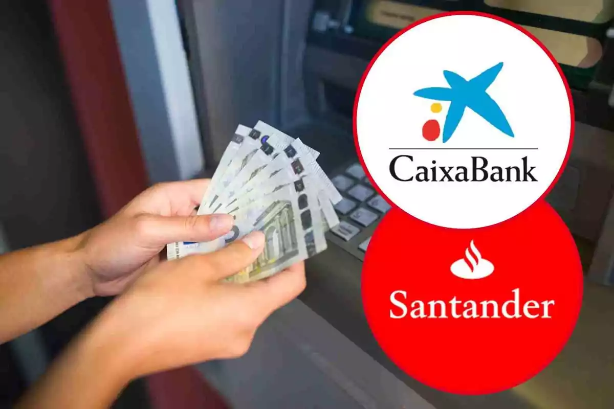 Una persona sostenint bitllets davant d'un caixer automàtic amb els logotips de CaixaBank i Santander.