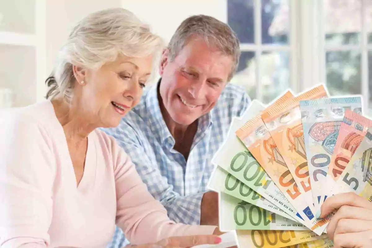 Fotomuntatge amb una imatge de fons de dos jubilats mirant un paper i un ventall de bitllets d'euro Fotomuntatge amb una imatge de fons de dos jubilats mirant un paper i un ventall de bitllets d'euro
