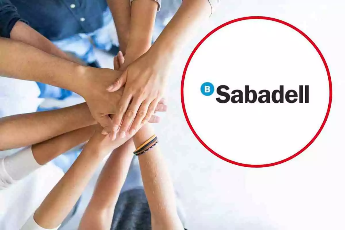 Un grup de mans unides al centre i el logotip de Sabadell a la dreta.