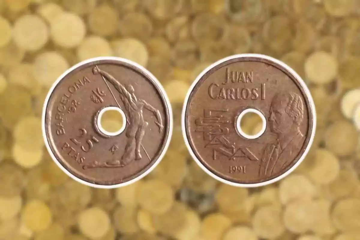 Monedes de 25 pessetes d'Espanya amb un disseny dels Jocs Olímpics de Barcelona 1992 i el perfil de Joan Carles I sobre un fons de cercles daurats. Monedes de 25 pessetes d'Espanya amb un disseny dels Jocs Olímpics de Barcelona 1992 i el perfil de Joan Carles I sobre un fons de cercles daurats.