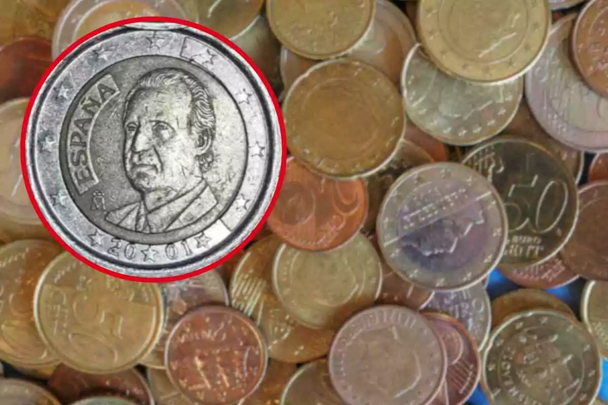 Monedes d'euro amb una moneda d'Espanya destacada al centre. Monedes d'euro amb una moneda d'Espanya destacada al centre.