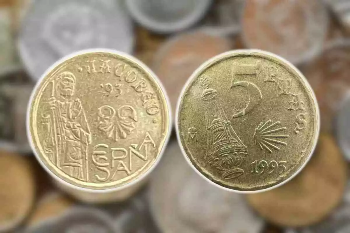 Moneda de 5 pessetes del 1993 amb disseny de Santiago i símbols del Camí de Santiago. Moneda de 5 pessetes del 1993 amb disseny de Santiago i símbols del Camí de Santiago.