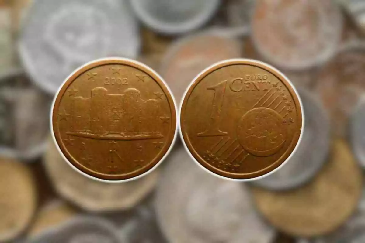 Dues monedes d'un cèntim d'euro mostrant ambdós costats amb un fons desenfocat d'altres monedes. Dues monedes d'un cèntim d'euro mostrant ambdós costats amb un fons desenfocat d'altres monedes.