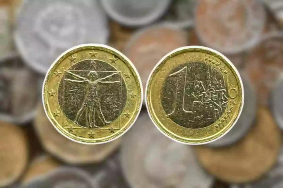 Dues monedes d'un euro amb fons de monedes desenfocat.