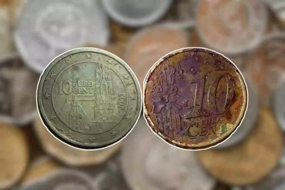 Dues monedes de 10 cèntims d'euro, una en bon estat i una altra rovellada, sobre un fons de monedes desenfocades.