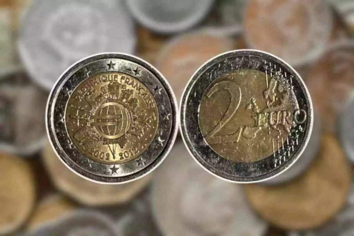 Monedes de dos euros amb disseny commemoratiu de la República Francesa sobre un fons d'altres monedes desenfocades.