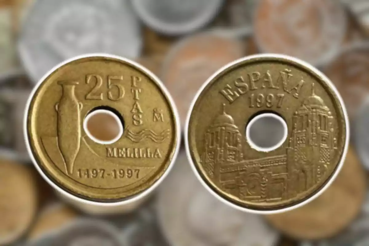 Moneda commemorativa de 25 pessetes d'Espanya del 1997 amb un disseny que inclou una àmfora i la paraula Melilla a una banda i una representació arquitectònica a l'altra.