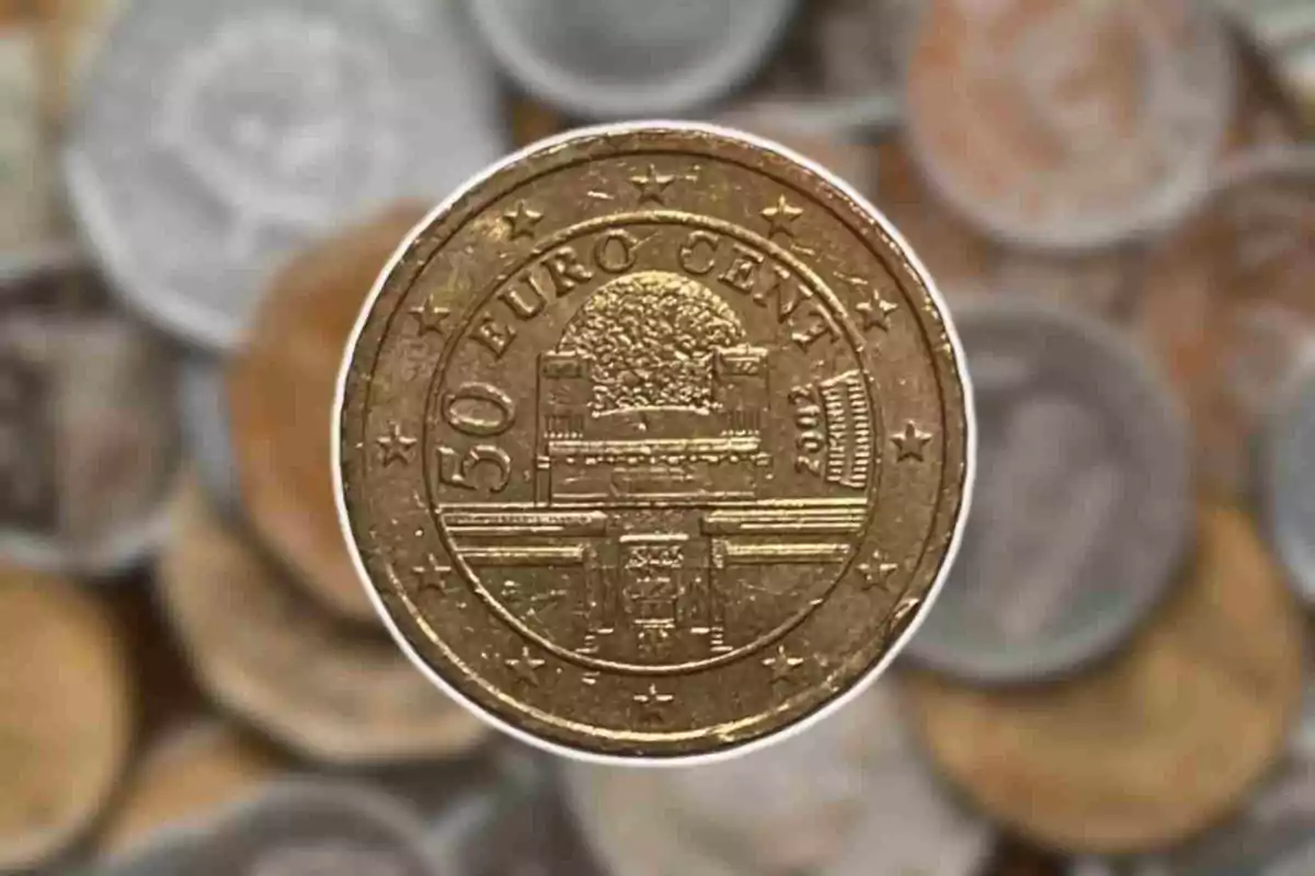 Moneda de 50 cèntims d'euro amb disseny detallat a l'anvers i al fons desenfocat d'altres monedes. Moneda de 50 cèntims d'euro amb disseny detallat a l'anvers i al fons desenfocat d'altres monedes.