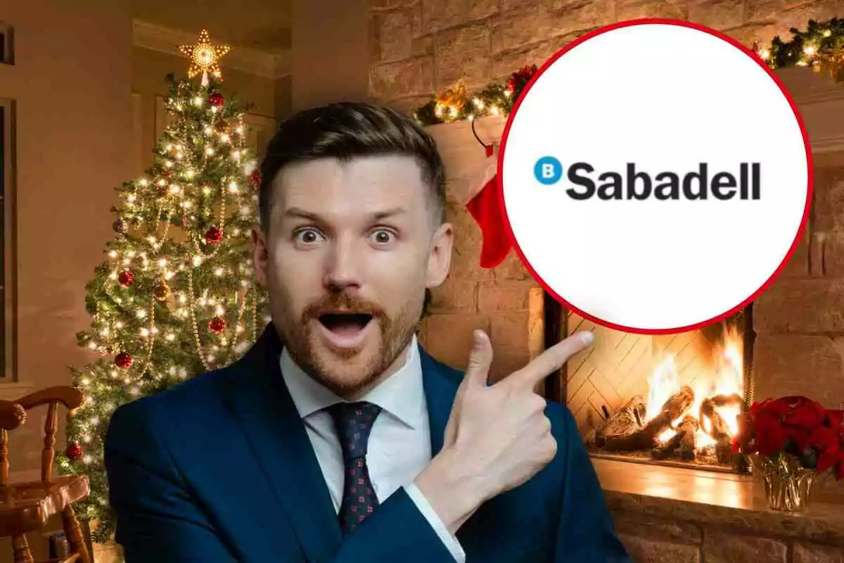 Home sorprès assenyalant un logotip de Sabadell amb un arbre de Nadal i una xemeneia decorada al fons.