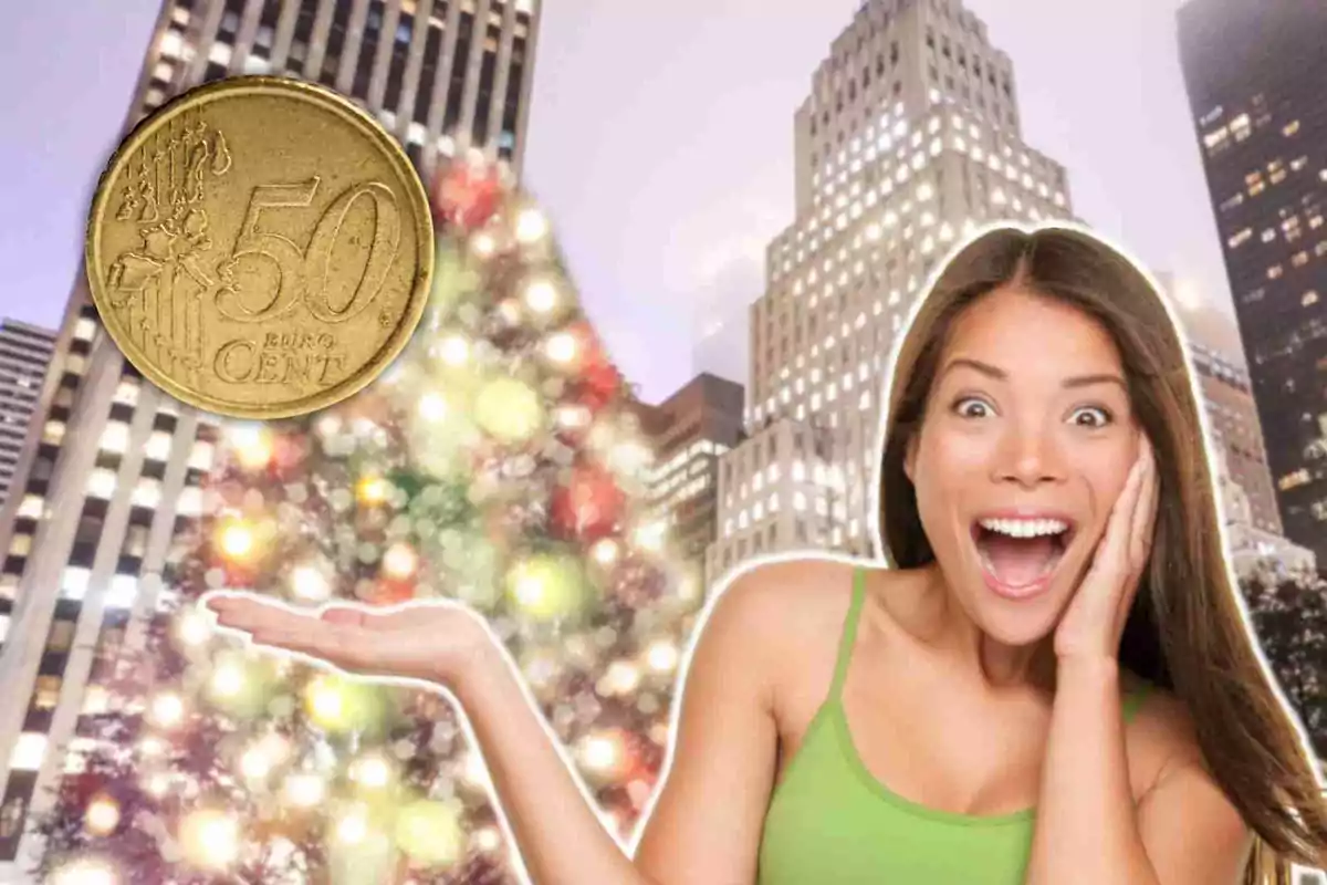 Una dona somrient amb expressió de sorpresa sosté una moneda de 50 cèntims d'euro davant d'un arbre de Nadal il·luminat i edificis alts.