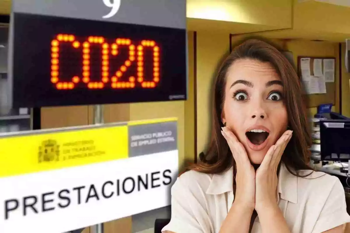 Una dona amb expressió de sorpresa davant d'un rètol electrònic que mostra el número C020 en una oficina de prestacions del Ministeri de Treball i Economia Social.