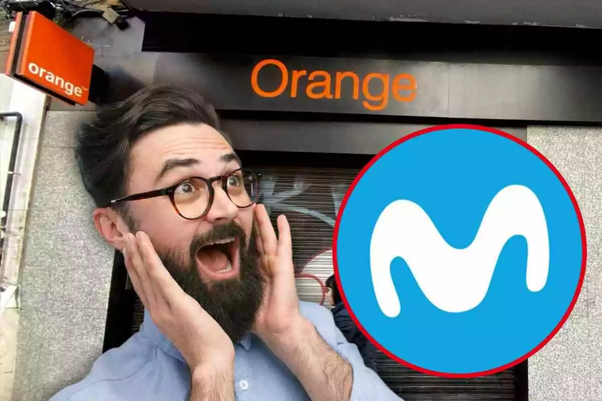 Un home amb barba i ulleres sembla sorprès davant d'una botiga d'Orange, amb el logotip de Movistar superposat a la imatge.