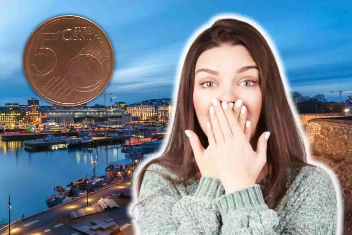 Una dona amb expressió de sorpresa es cobreix la boca mentre 5 cèntims d'euro floten sobre un port il·luminat al capvespre a Oslo.